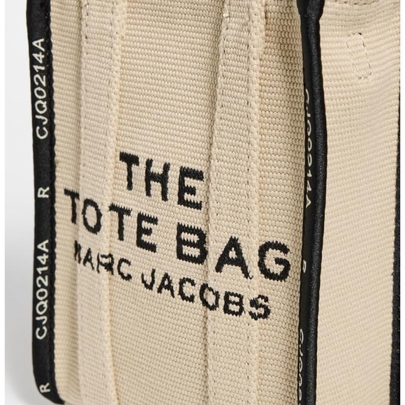 Marc Jacobs Beige Jacquard Crossbody Tote Bag “NEW”
In original packaging ‼️ - Picture 11 of 16
